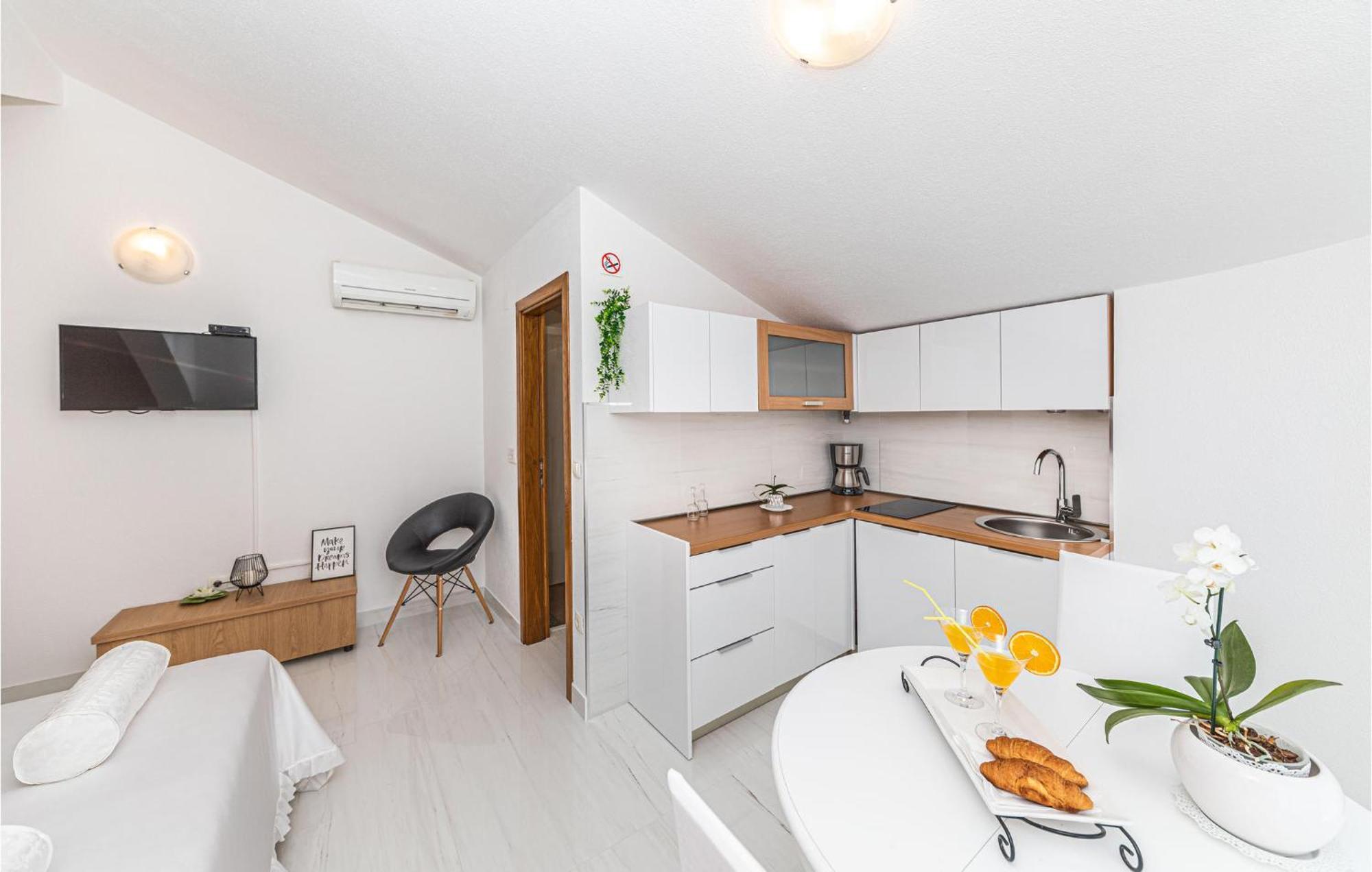 Cozy Apartment In Kastel Kambelovac With Kitchen Kaštela Exterior foto